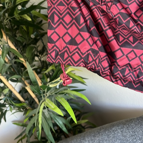 Beautiful Giant Men’s lightweight jacket in red/black - Picture 8 of 12